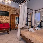 מלון Saint Michel Old Town 3*